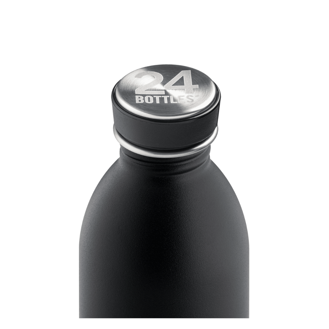 Detailansicht vom schwarzen Verschluss einer schwarzen Trinkflasche aus Edelstahl mit der Aufschrift 24 Bottles