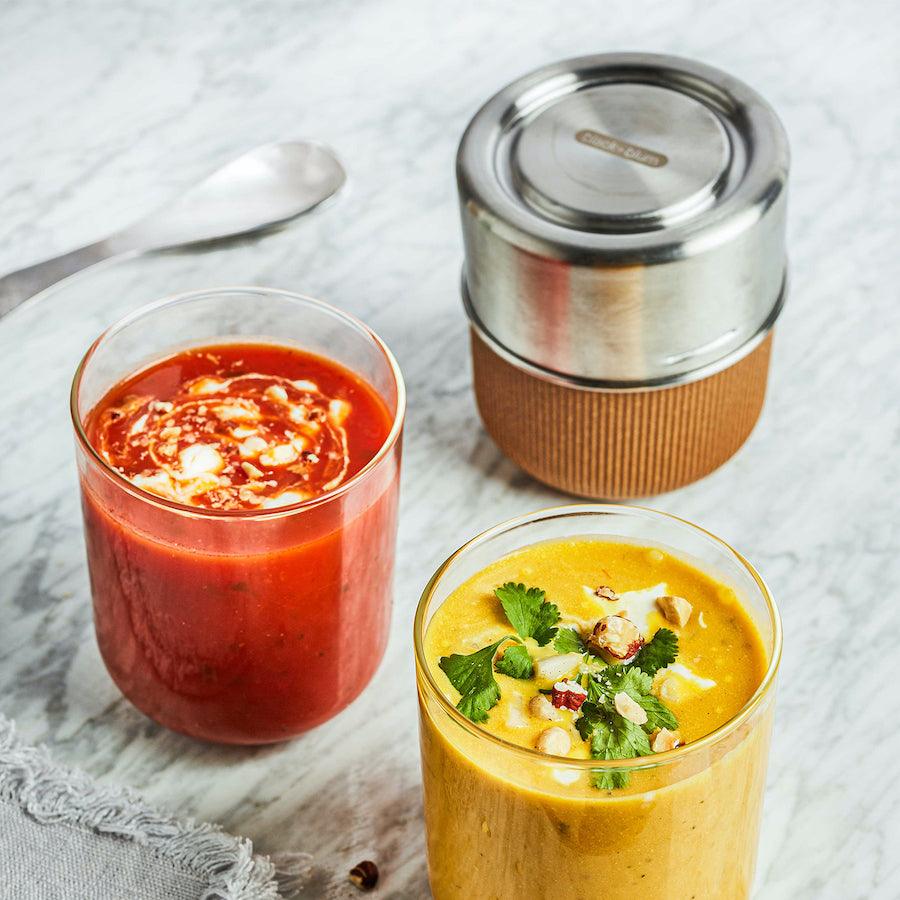 Kleine Lunch Bowls mit verschiedenen Suppen befüllt