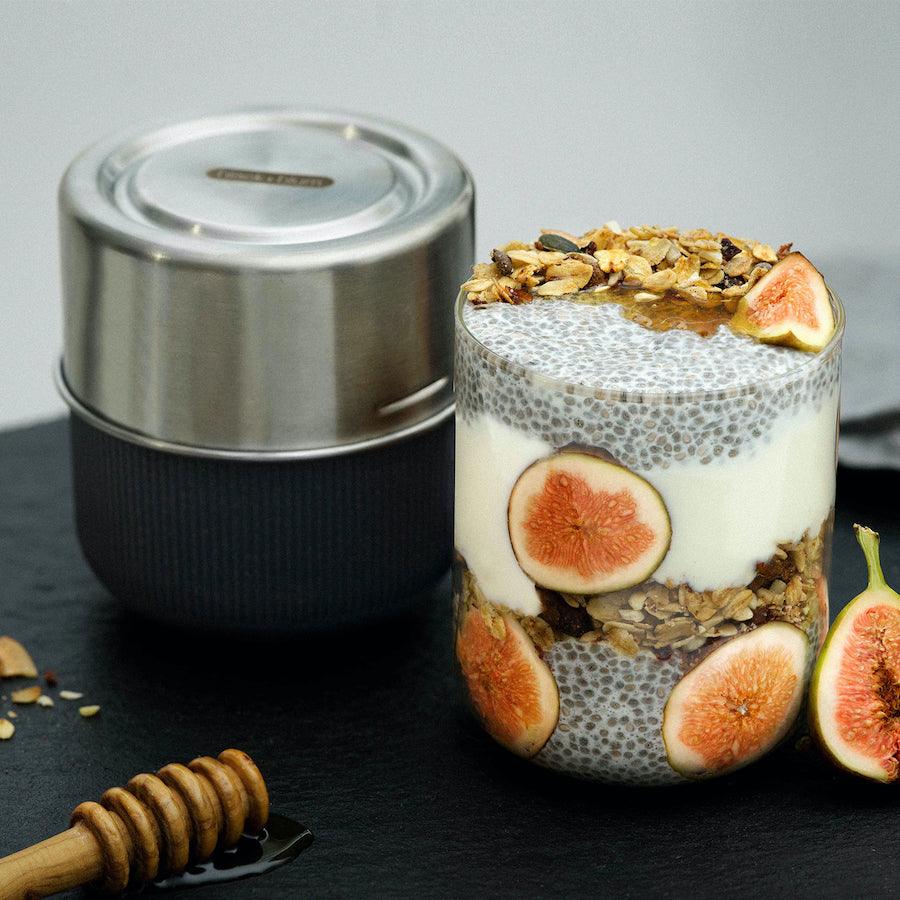 Kleine Lunch Bowl aus Glas mit Chia und Früchten befüllt neben einer verschlossenen kleinen Lunch Bowl