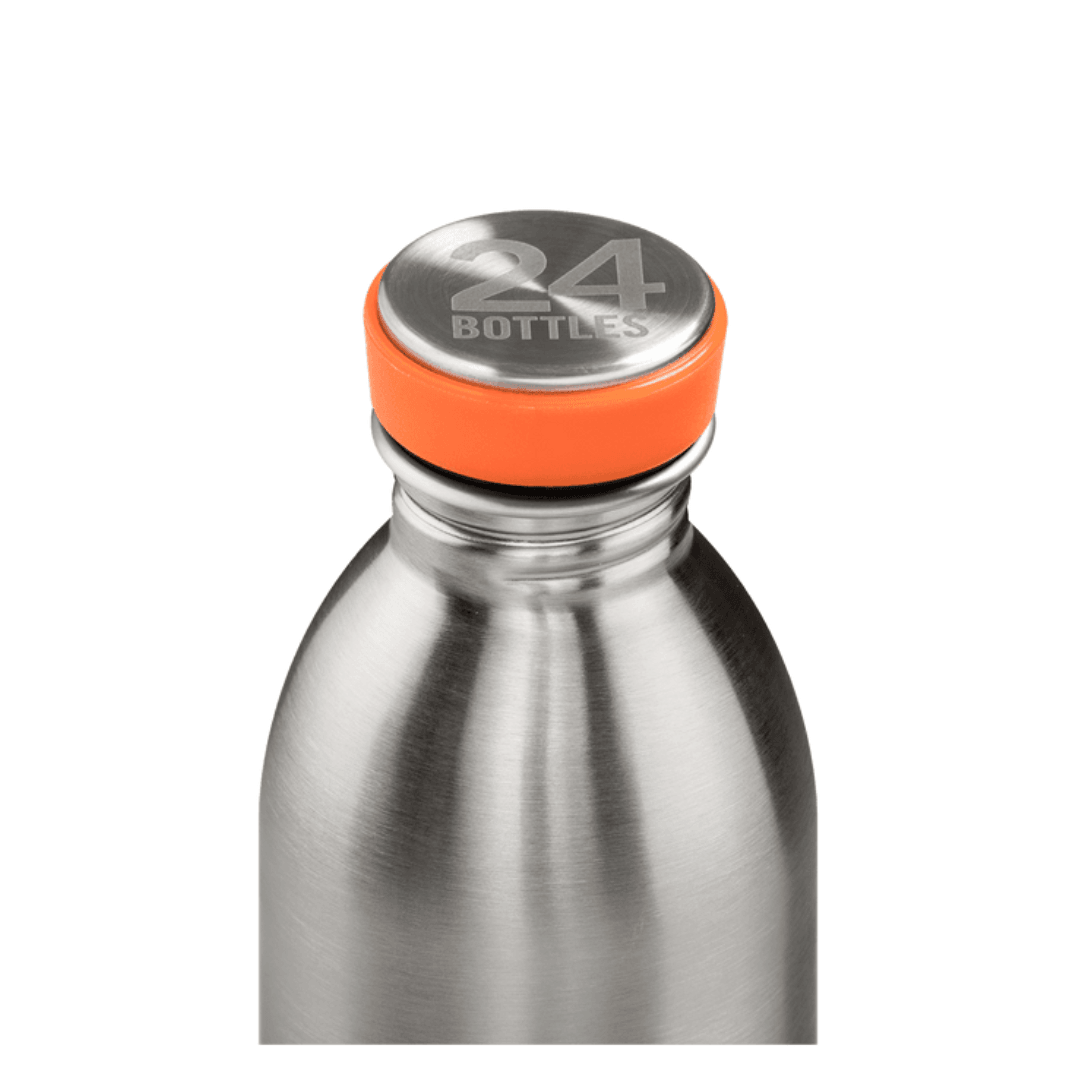 Detailansicht von Verschluss einer Trinkflasche aus Edelstahl mit orangefarbenem Ring und der Aufschrift 24 Bottles