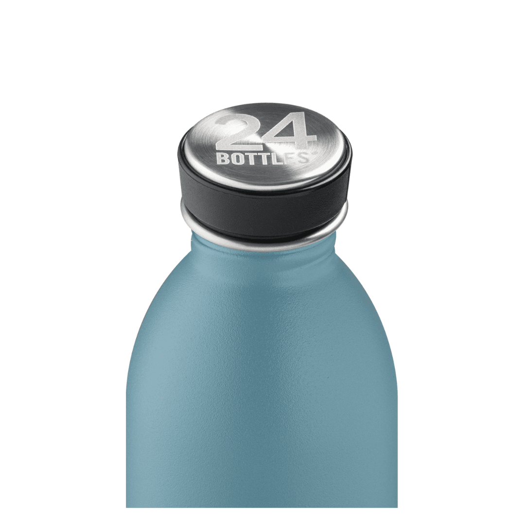 Detailansicht von Verschluss einer blauen Trinkflasche aus Edelstahl mit der Aufschrift 24 Bottles
