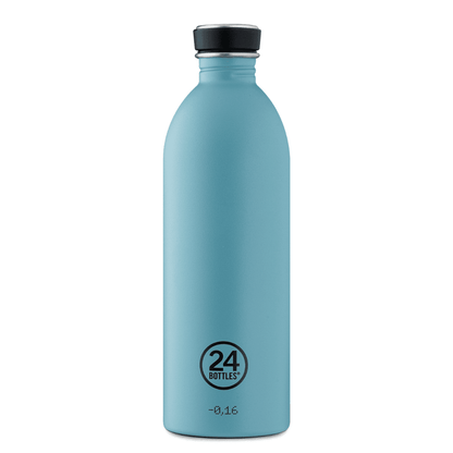 Blaue Trinkflasche aus Edelstahl mit scharzem Ring am Verschluss und der Aufschrift 24 Bottles
