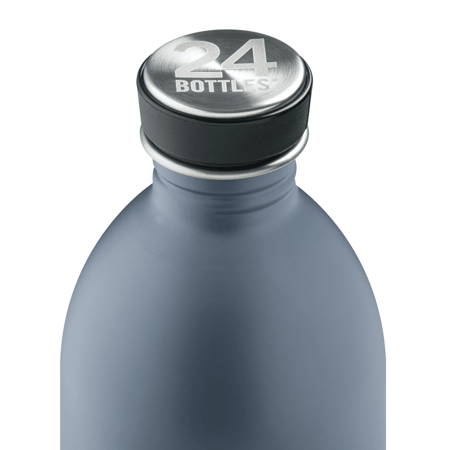 Detailansicht von Trinkflaschenverschluss mit 24 Bottles Logo von grauer Flasche