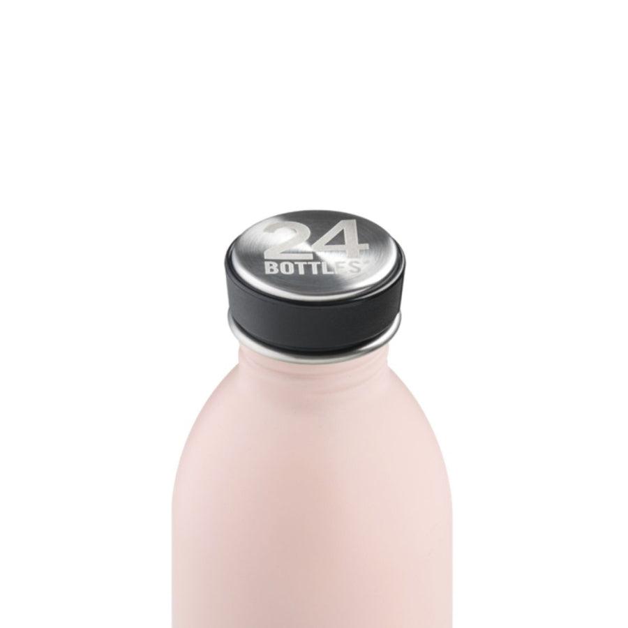 Detailansicht von Trinkflaschenverschluss mit 24 Bottles Logo von pinker Flasche