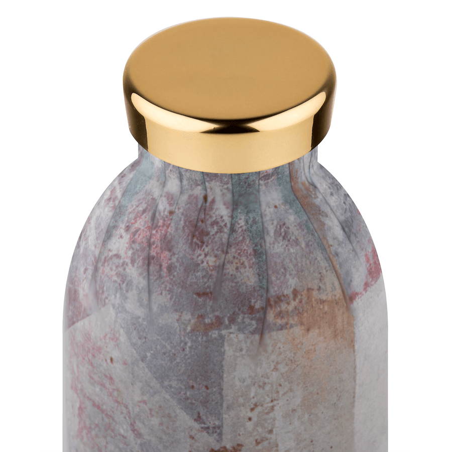 Detailansicht von goldenem Verschluss einer Edelstahl Trinkflasche im italienischen Villa Design