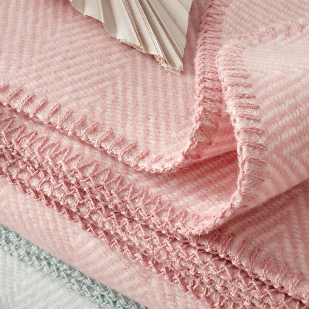 Detailansicht von rosafarbener Wolldecke