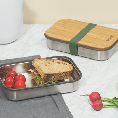 Geöffnete Edelstahl Sandwich Box mit Brot und Tomaten auf einem Tisch
