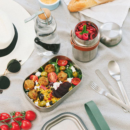 Gedeckter Tisch mit Brot, Früchten und einem Falafelsalat