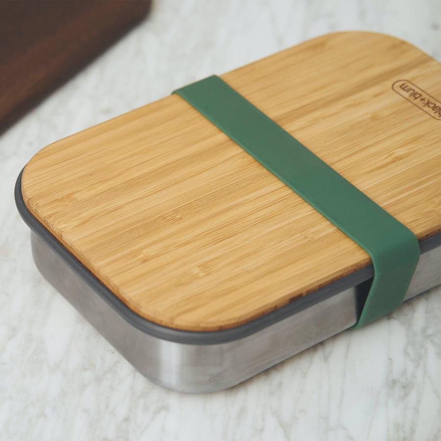 Sandwich Box aus Edelstahl mit Bambusdeckel auf Tisch