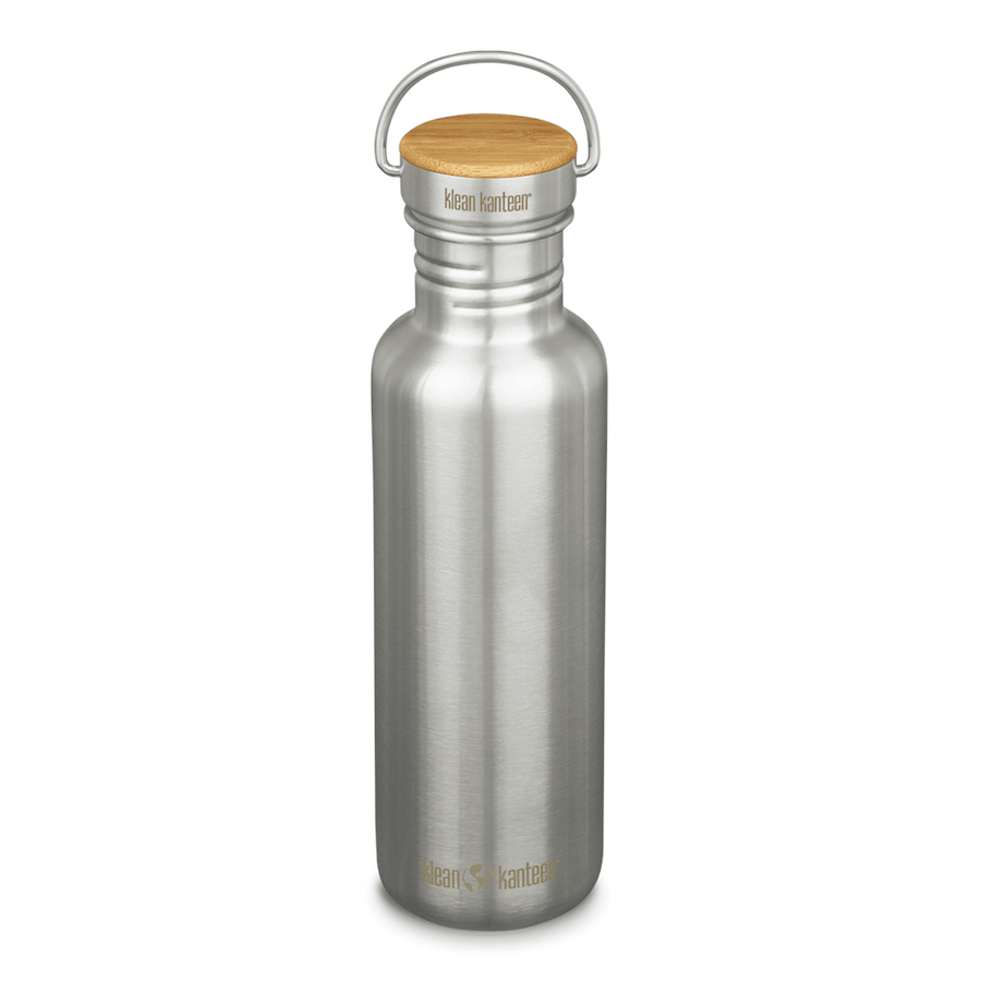 Silberne Edelstahl Trinkflasche mit Drehverschluss aus Bambus und Henkel daran