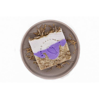 Unverpackte Seife mit Lavendel auf kleinem Teller