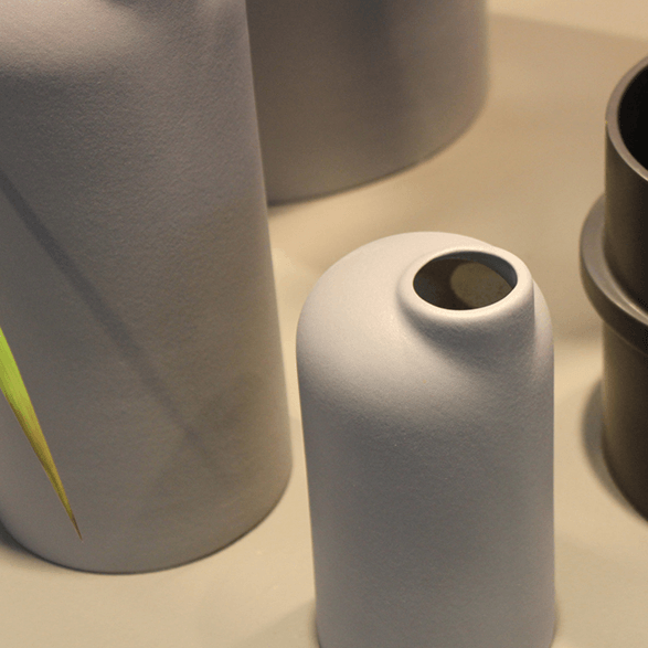 Kleine graue Keramikvase neben einer größeren grauen Keramikvase